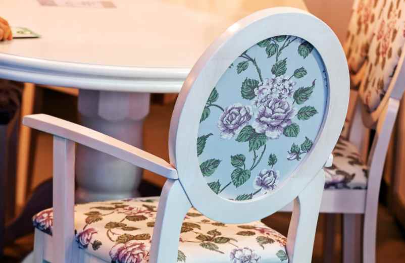 Comment recouvrir une chaise de salle à manger pour lui donner une nouvelle vie ? Yavlin Maison